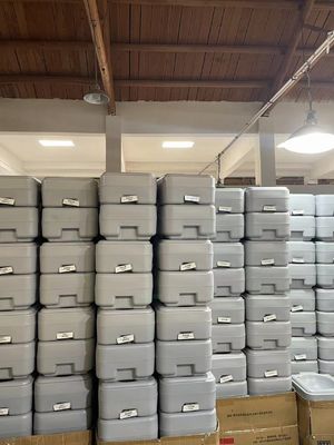 Tamaño de adulto Cuadrado inodoro Cubo de forma Inodoro portátil para material reciclado al aire libre