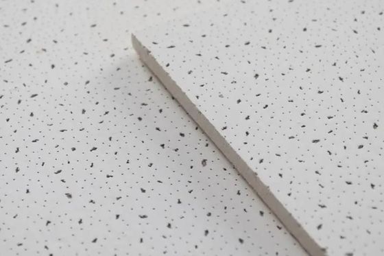 Tejas de plafón decorativo de lana mineral con una imagen irregular de la superficie del agujero