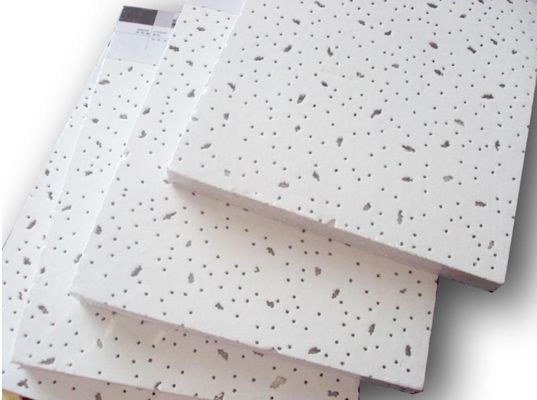Tejas de plafón decorativo de lana mineral con una imagen irregular de la superficie del agujero