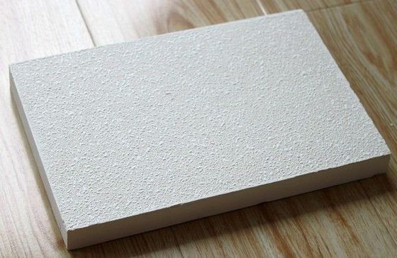 600*1200mm Tabla de techo decorativa de fibra de lana mineral / panel con una gran durabilidad