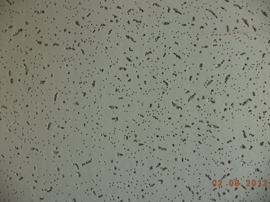 600*600mm Revestimiento por aerosol Acústico de lana mineral Fibra de goteo de techos para decoración