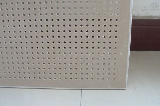 Techo insonorizado 600*600mm Diseño de placas de yeso acústicas de papel para decoración de paredes