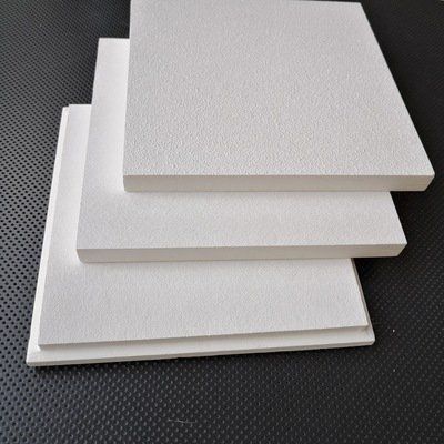 Tabla de techo de fibra de vidrio con recubrimiento por aerosol para absorción de sonido y control acústico