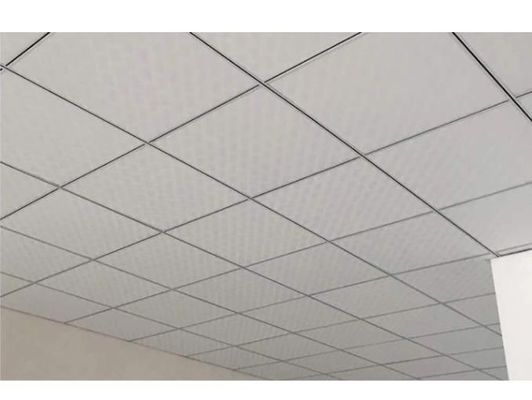 Los materiales utilizados para la fabricación de las placas de techo suspendidas de yeso de PVC acústico de espesor de 7-15 mm con densidad de 900 kg/m3