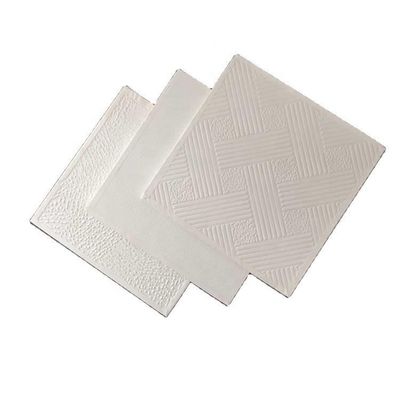 Los materiales utilizados para la fabricación de las placas de techo suspendidas de yeso de PVC acústico de espesor de 7-15 mm con densidad de 900 kg/m3