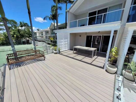 Decking de suelo de madera plástico compuesto de WPC para jardines exteriores con instalación rápida