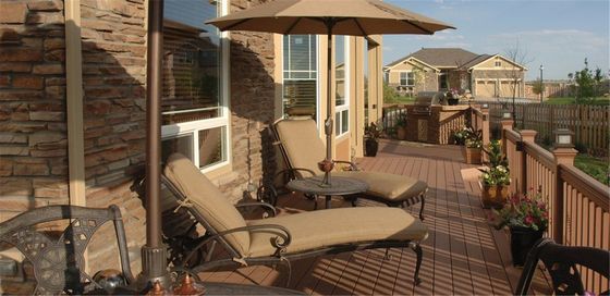 Decking de suelo de madera plástico compuesto de WPC para jardines exteriores con instalación rápida
