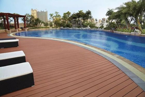 Decking de WPC a prueba de agua para exteriores con material plástico y diferentes opciones de tamaño