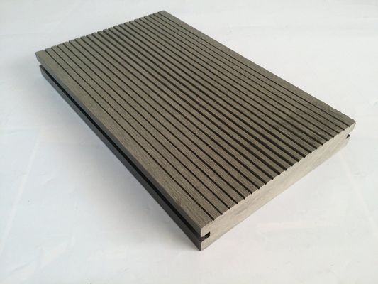 Decking de WPC a prueba de agua para exteriores con material plástico y diferentes opciones de tamaño
