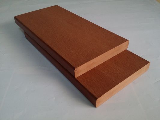 Decking de WPC a prueba de agua para exteriores con material plástico y diferentes opciones de tamaño