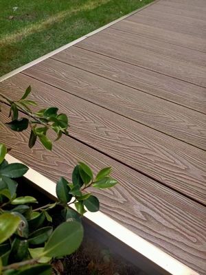 Recinto de madera de plástico compuesto WPC y pilar decorativo de pérgola Superficie marrón terminada