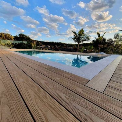 Recinto de madera de plástico compuesto WPC y pilar decorativo de pérgola Superficie marrón terminada