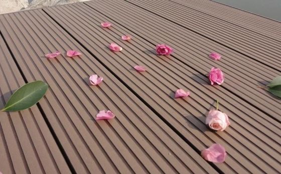 Decking de WPC para cercas al aire libre/calzada/puerta/parque de juegos a prueba de intemperie y respetuoso con el medio ambiente