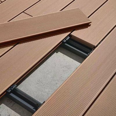Tejas de cubierta de exterior de madera ecológica compuesta WPC con materiales de superficie rayados