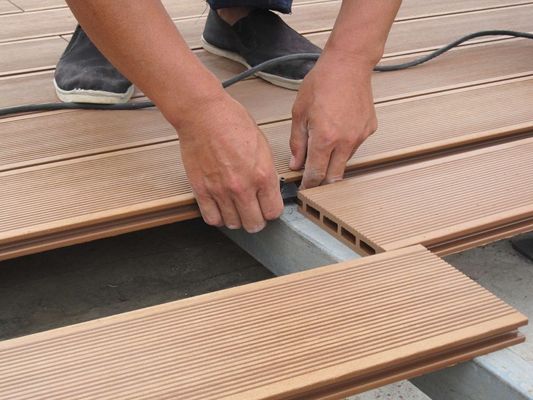 150 * 25mm de madera de ceniza plástico compuesto WPC Decking Superior para jardín / suelo exterior