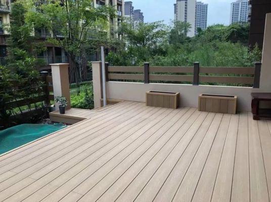 Decking compuesto de plástico de madera WPC personalizado para decoración de jardines al aire libre