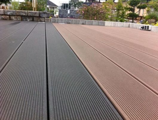 Decking compuesto de plástico de madera WPC personalizado para decoración de jardines al aire libre