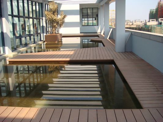 Tasa de absorción de agua 2,5% Tejido sintético WPC personalizado para pisos de ingeniería