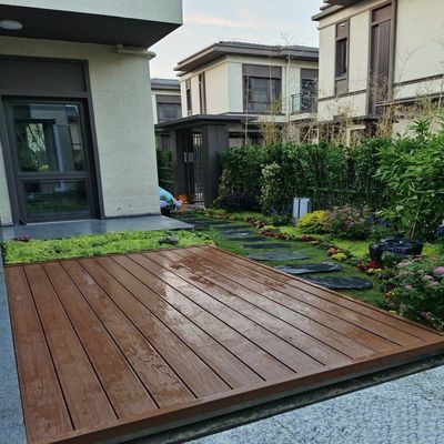 Tasa de expansión de absorción de agua 2,5% Decking de madera marrón de plástico compuesto para jardín