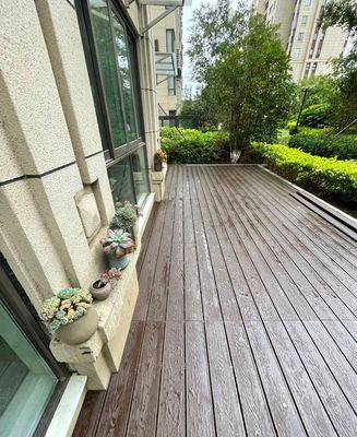 Tasa de expansión de absorción de agua 2,5% Decking de madera marrón de plástico compuesto para jardín
