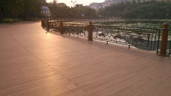 Decking de WPC de ingeniería impermeable para deportes al aire libre y entornos recreativos