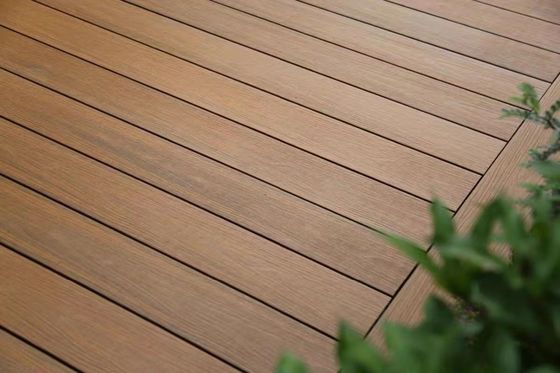 Pavimento de madera de plástico compuesto de WPC marrón para jardín impermeable