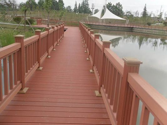 Suelos de cubierta de madera de plástico compuesto WPC resistentes al fuego en marrón