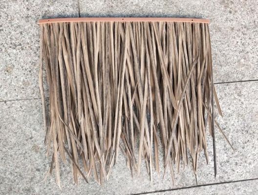Jardín exterior de paja sintética con función de techo normal e instalación de madera
