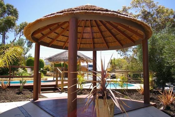 Decoración de jardín africano Componente de material de PVC ladrillo Rojo techo de paja a prueba de fuego