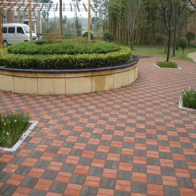Los azulejos que resisten la prueba del tiempo con pavimentos de bloques permeables repetidos