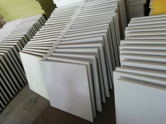 Diferentes tipos de diseños de techo acústico de fibra de vidrio para la decoración de la casa de la oficina