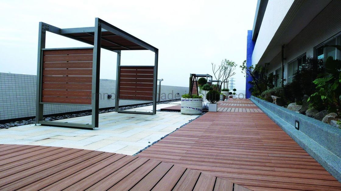 Modelo de grano de madera marrón Reciclado impermeable WPC piso de techo para el rendimiento