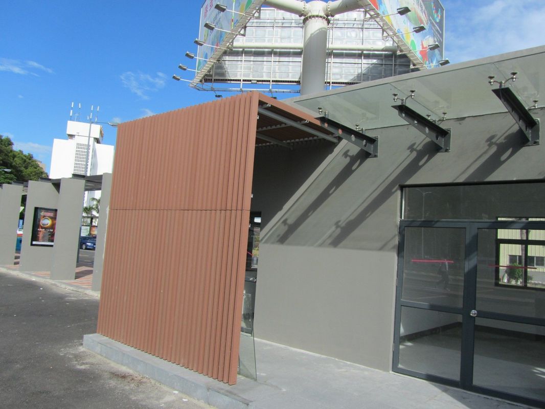 Recinto de cubierta de WPC exterior impermeable con patrón de grano de madera y diseño de superficie cepillada
