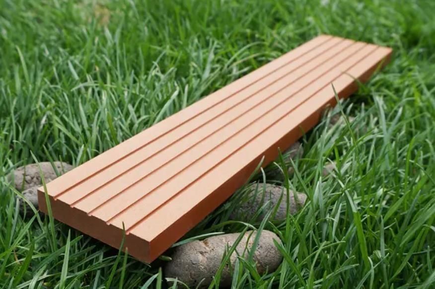 Decking compuesto de plástico de madera WPC personalizado para decoración de jardines al aire libre