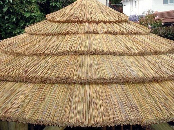 Decoración de jardín africano Componente de material de PVC ladrillo Rojo techo de paja a prueba de fuego