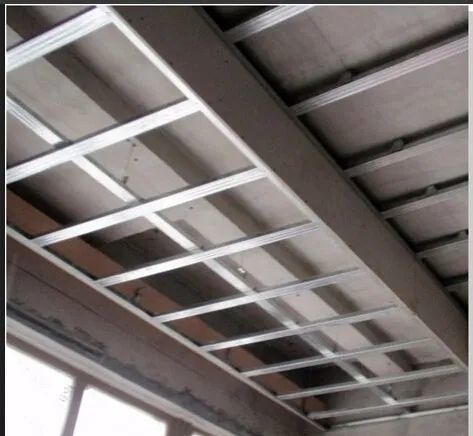 Material de separación de paredes de acero Canal de metal galvanizado para flexión en frío Canal de borde interno